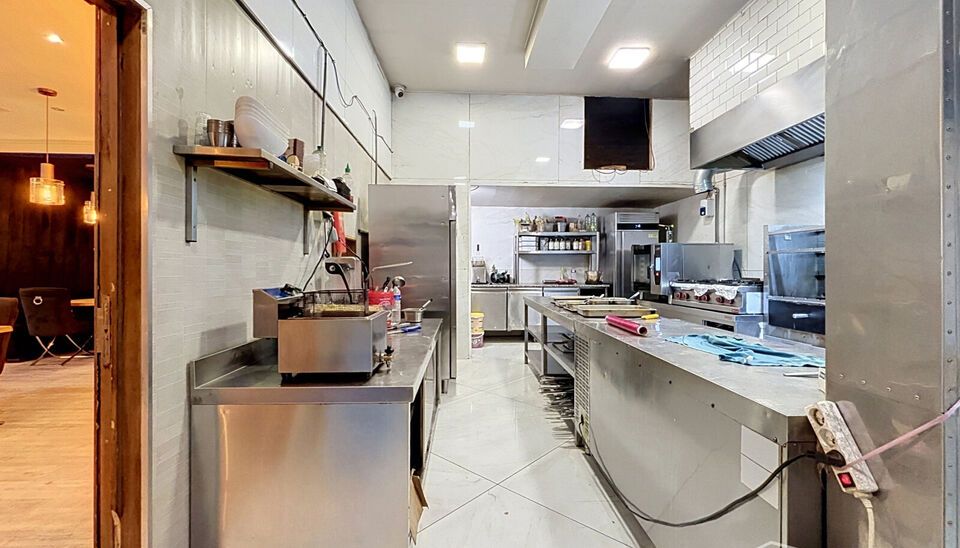 Ontdek deze bloeiende zaak op de Turnhoutsebaan 234. Dankzij de grote oppervlakte geniet u van een groot verloop van klanten op korte termijn. 
Keuken en sanitair aanwezig. 
Het handelspand ligt op een boogscheut van het Centraal station en is het uitstek