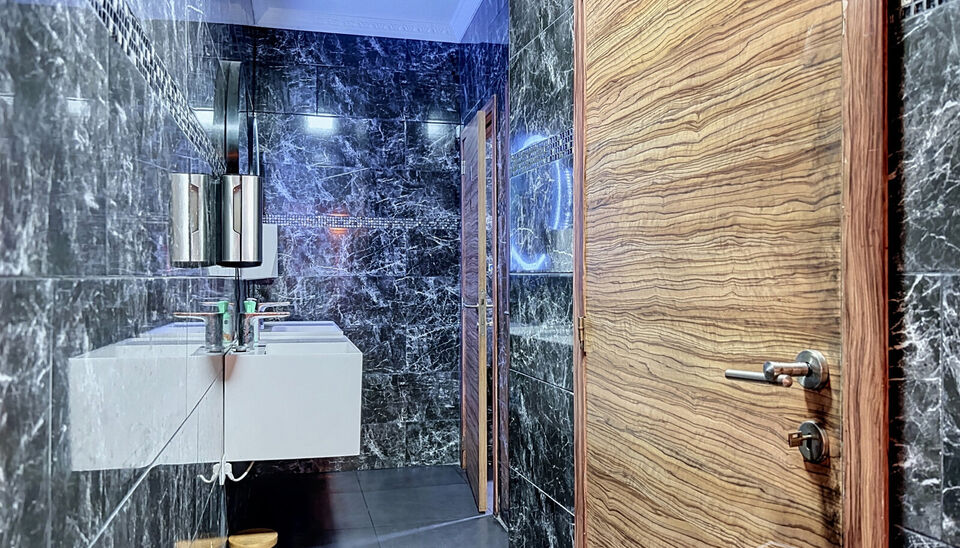 Ontdek deze bloeiende zaak op de Turnhoutsebaan 234. Dankzij de grote oppervlakte geniet u van een groot verloop van klanten op korte termijn. 
Keuken en sanitair aanwezig. 
Het handelspand ligt op een boogscheut van het Centraal station en is het uitstek
