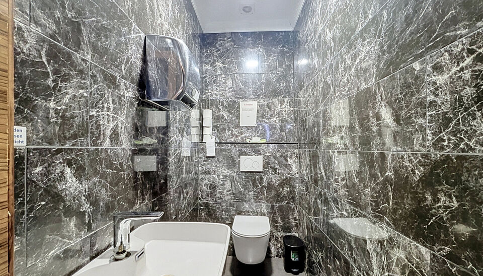 Ontdek deze bloeiende zaak op de Turnhoutsebaan 234. Dankzij de grote oppervlakte geniet u van een groot verloop van klanten op korte termijn. 
Keuken en sanitair aanwezig. 
Het handelspand ligt op een boogscheut van het Centraal station en is het uitstek