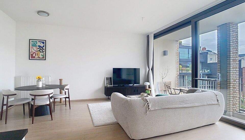 Dit recent appartement bevindt zich aan de Oude Leeuwenrui dichtbij het Eilandje. Hier is het heerlijk genieten van groen en bovendien winkels, restaurants en openbaar vervoer op wandelafstand. Dit tweeslaapkamerappartement van ca 70 m² bevindt zich op d