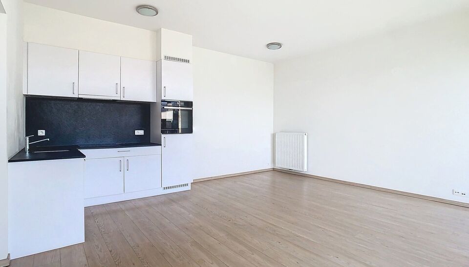 Dit recent appartement bevindt zich aan de Oude Leeuwenrui dichtbij het Eilandje. Hier is het heerlijk genieten van groen en bovendien winkels, restaurants en openbaar vervoer op wandelafstand. Dit tweeslaapkamerappartement van ca 70 m² bevindt zich op d
