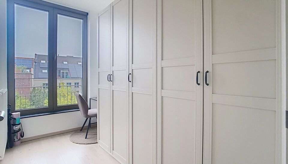 Dit recent appartement bevindt zich aan de Oude Leeuwenrui dichtbij het Eilandje. Hier is het heerlijk genieten van groen en bovendien winkels, restaurants en openbaar vervoer op wandelafstand. Dit tweeslaapkamerappartement van ca 70 m² bevindt zich op d