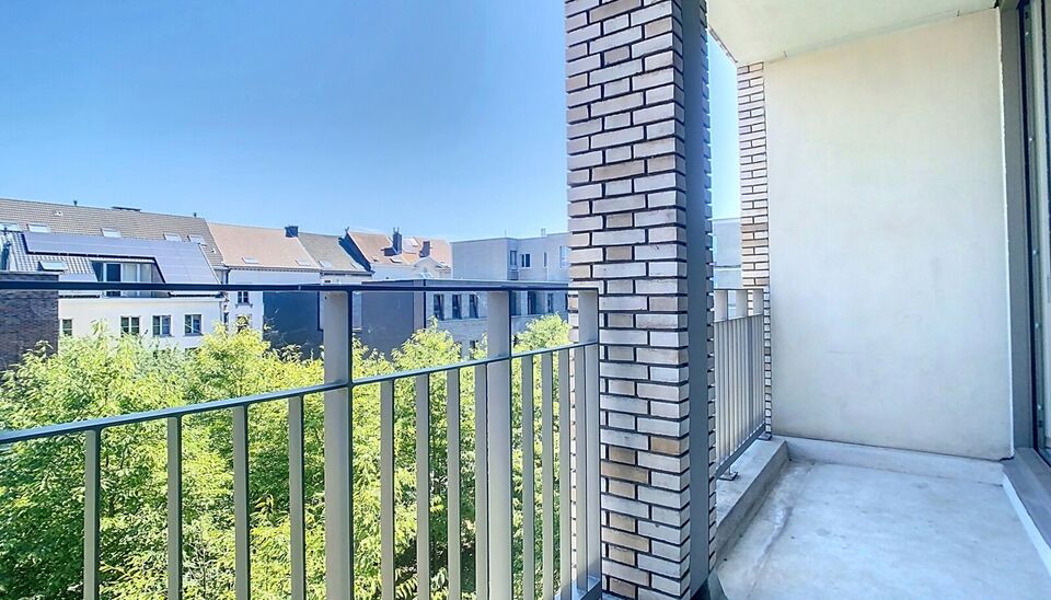Dit recent appartement bevindt zich aan de Oude Leeuwenrui dichtbij het Eilandje. Hier is het heerlijk genieten van groen en bovendien winkels, restaurants en openbaar vervoer op wandelafstand. Dit tweeslaapkamerappartement van ca 70 m² bevindt zich op d