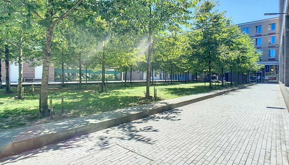 Dit recent appartement bevindt zich aan de Oude Leeuwenrui dichtbij het Eilandje. Hier is het heerlijk genieten van groen en bovendien winkels, restaurants en openbaar vervoer op wandelafstand. Dit tweeslaapkamerappartement van ca 70 m² bevindt zich op d