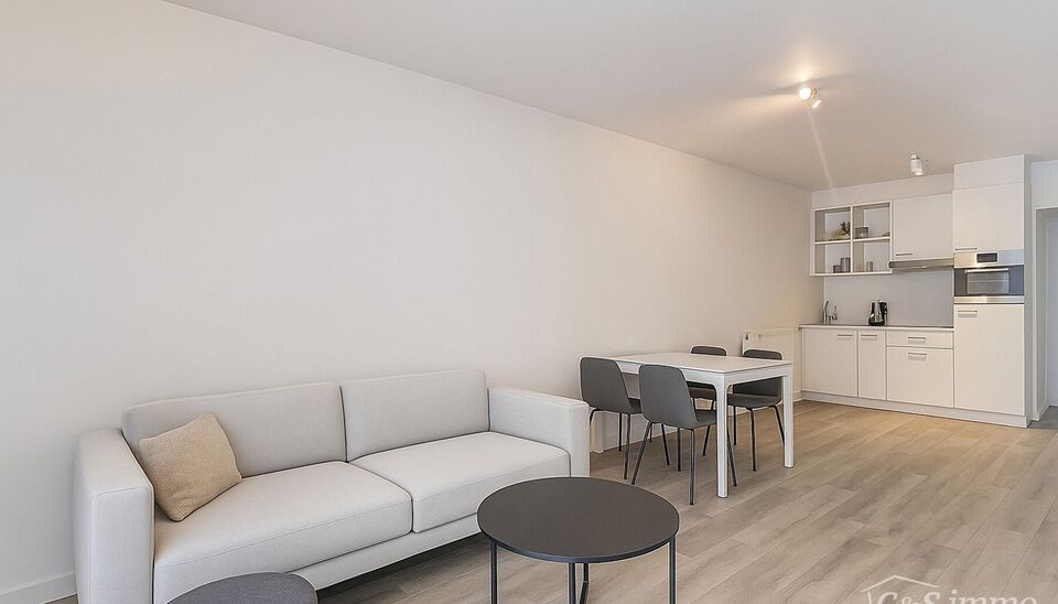 Appartement op toplocatie aan het Eilandje. De woonkamer (ca.31 m²) is aan de voorzijde gelegen met optimale lichtinval. De open keuken is volledig voorzien van een kookplaat, dampkap, oven, koelkast en vaatwasser. Via de nachthal (ca. 4m²) betreden we 