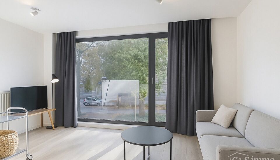 Appartement op toplocatie aan het Eilandje. De woonkamer (ca.31 m²) is aan de voorzijde gelegen met optimale lichtinval. De open keuken is volledig voorzien van een kookplaat, dampkap, oven, koelkast en vaatwasser. Via de nachthal (ca. 4m²) betreden we 