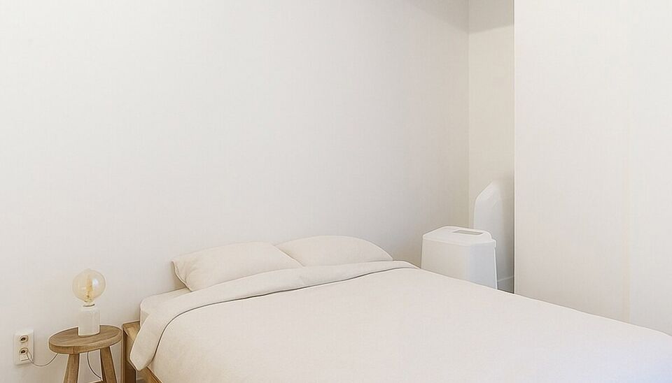 Appartement op toplocatie aan het Eilandje. De woonkamer (ca.31 m²) is aan de voorzijde gelegen met optimale lichtinval. De open keuken is volledig voorzien van een kookplaat, dampkap, oven, koelkast en vaatwasser. Via de nachthal (ca. 4m²) betreden we 