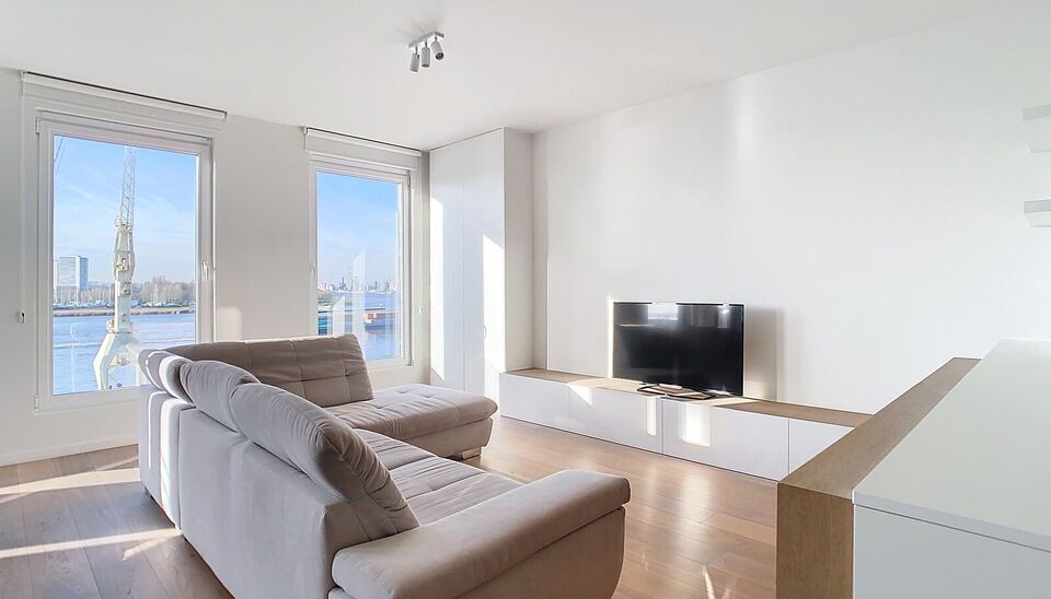 Hedendaags volledig gerenoveerd appartement (ca 75m²) met frontaal uitzicht op de Schelde in een monumentaal gebouw op het Eilandje. Woon- en eetkamer (ca. 30m²) op parket met open ingerichte keuken met eiland voorzien van kookplaat, dampkap, combi oven