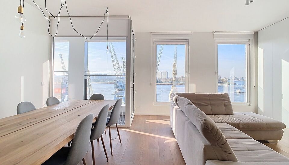 Hedendaags volledig gerenoveerd appartement (ca 75m²) met frontaal uitzicht op de Schelde in een monumentaal gebouw op het Eilandje. Woon- en eetkamer (ca. 30m²) op parket met open ingerichte keuken met eiland voorzien van kookplaat, dampkap, combi oven