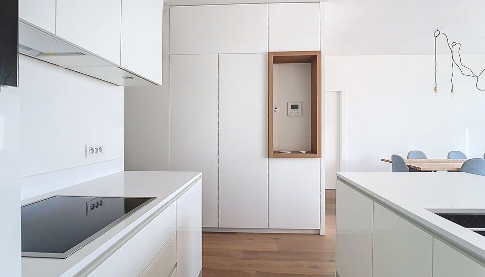 Hedendaags volledig gerenoveerd appartement (ca 75m²) met frontaal uitzicht op de Schelde in een monumentaal gebouw op het Eilandje. Woon- en eetkamer (ca. 30m²) op parket met open ingerichte keuken met eiland voorzien van kookplaat, dampkap, combi oven