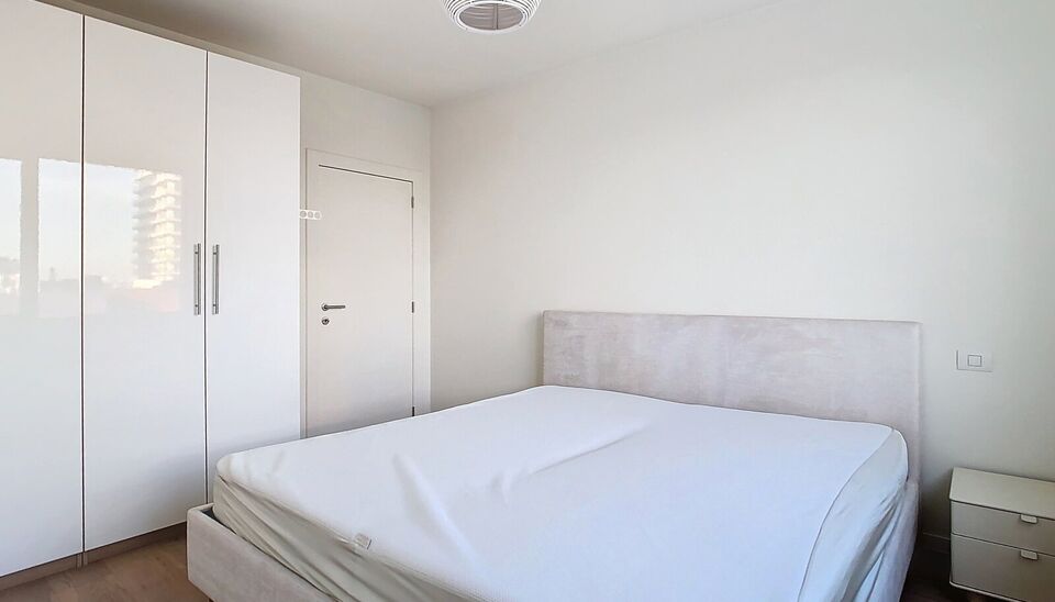 Hedendaags volledig gerenoveerd appartement (ca 75m²) met frontaal uitzicht op de Schelde in een monumentaal gebouw op het Eilandje. Woon- en eetkamer (ca. 30m²) op parket met open ingerichte keuken met eiland voorzien van kookplaat, dampkap, combi oven