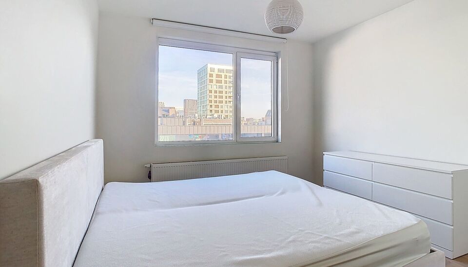 Hedendaags volledig gerenoveerd appartement (ca 75m²) met frontaal uitzicht op de Schelde in een monumentaal gebouw op het Eilandje. Woon- en eetkamer (ca. 30m²) op parket met open ingerichte keuken met eiland voorzien van kookplaat, dampkap, combi oven