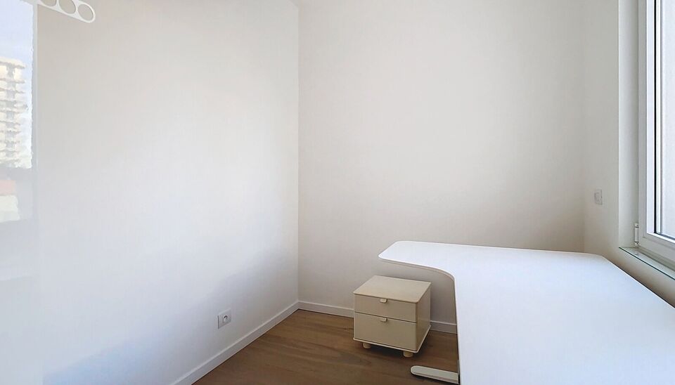 Hedendaags volledig gerenoveerd appartement (ca 75m²) met frontaal uitzicht op de Schelde in een monumentaal gebouw op het Eilandje. Woon- en eetkamer (ca. 30m²) op parket met open ingerichte keuken met eiland voorzien van kookplaat, dampkap, combi oven