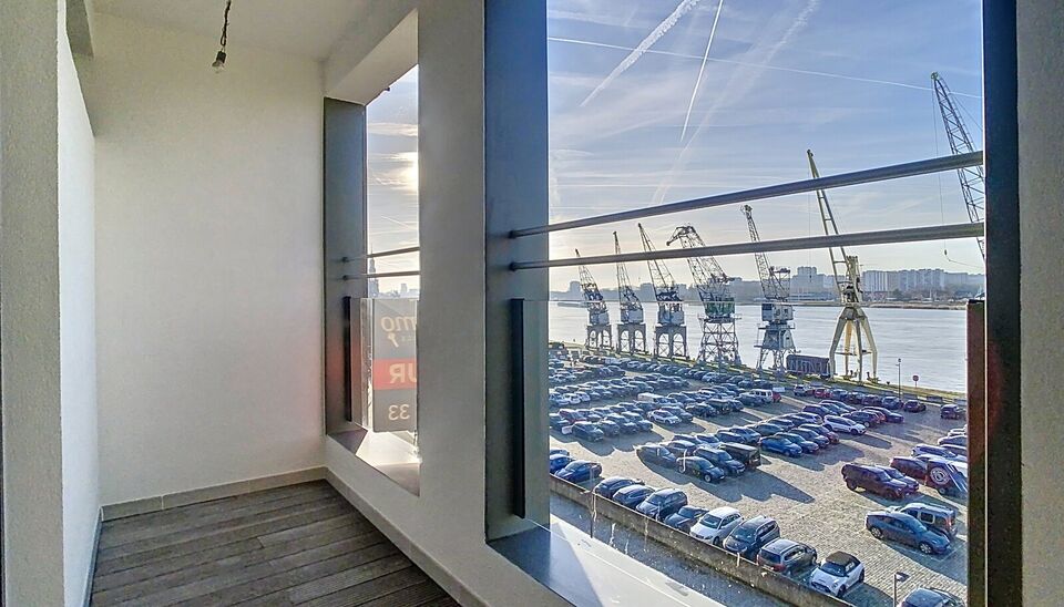 Hedendaags volledig gerenoveerd appartement (ca 75m²) met frontaal uitzicht op de Schelde in een monumentaal gebouw op het Eilandje. Woon- en eetkamer (ca. 30m²) op parket met open ingerichte keuken met eiland voorzien van kookplaat, dampkap, combi oven