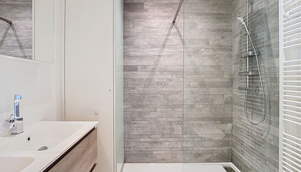 Hedendaags volledig gerenoveerd appartement (ca 75m²) met frontaal uitzicht op de Schelde in een monumentaal gebouw op het Eilandje. Woon- en eetkamer (ca. 30m²) op parket met open ingerichte keuken met eiland voorzien van kookplaat, dampkap, combi oven