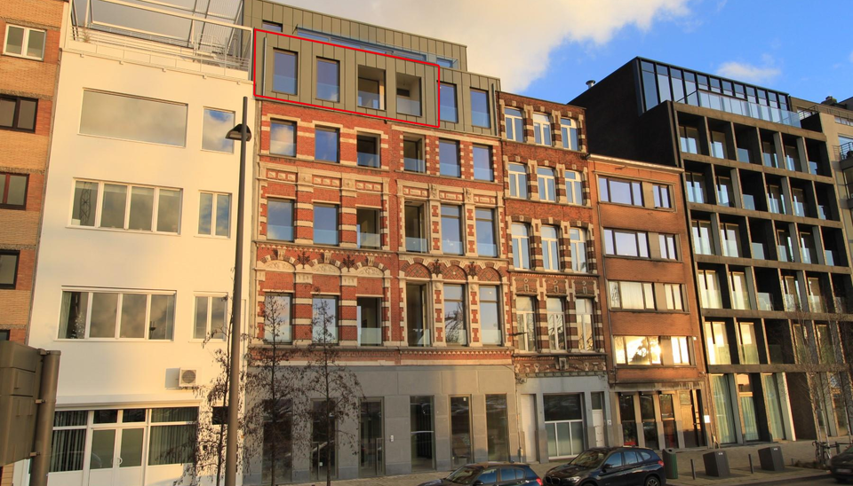 Hedendaags volledig gerenoveerd appartement (ca 75m²) met frontaal uitzicht op de Schelde in een monumentaal gebouw op het Eilandje. Woon- en eetkamer (ca. 30m²) op parket met open ingerichte keuken met eiland voorzien van kookplaat, dampkap, combi oven