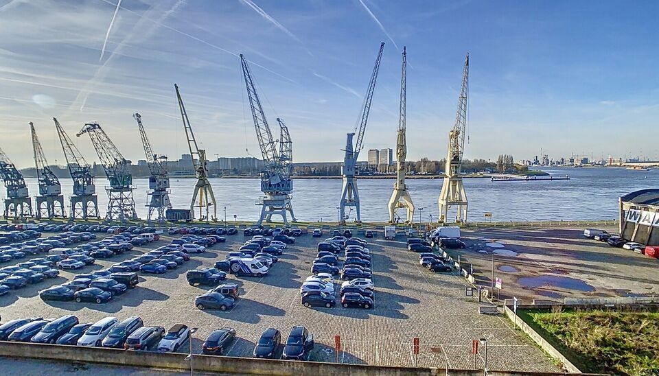 Hedendaags volledig gerenoveerd appartement (ca 75m²) met frontaal uitzicht op de Schelde in een monumentaal gebouw op het Eilandje. Woon- en eetkamer (ca. 30m²) op parket met open ingerichte keuken met eiland voorzien van kookplaat, dampkap, combi oven
