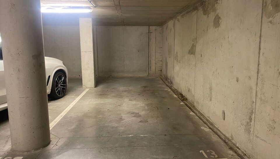 Hedendaags volledig gerenoveerd appartement (ca 75m²) met frontaal uitzicht op de Schelde in een monumentaal gebouw op het Eilandje. Woon- en eetkamer (ca. 30m²) op parket met open ingerichte keuken met eiland voorzien van kookplaat, dampkap, combi oven