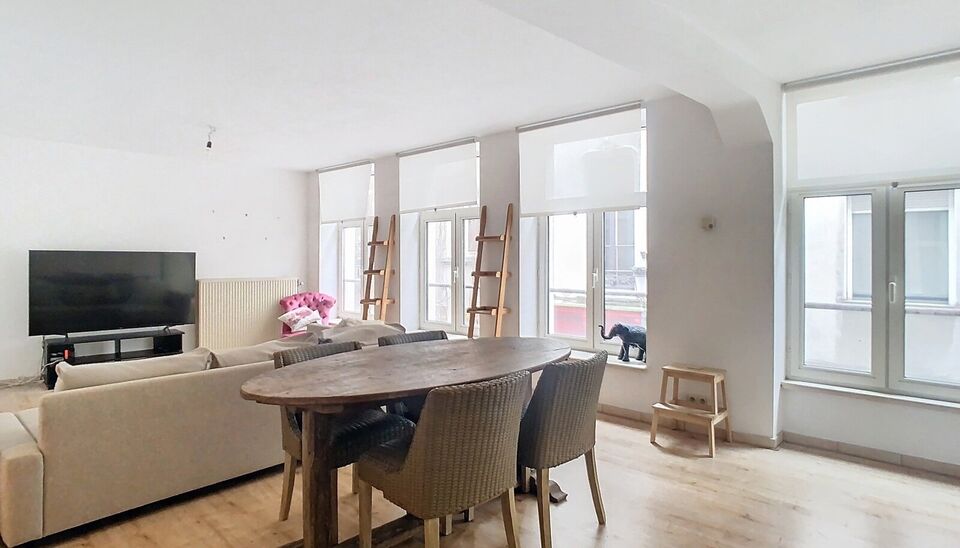 Gezellig éénslaapkamer appartement op centrale locatie aan Hendrik Conscienceplein.
Inkomhal met vestiaire en gastentoilet. Ruime en lichte leefruimte (ca. 32m²) op laminaatvloer. Open keuken uitgerust met gasfornuis, traditionele oven en dampkap. Aans