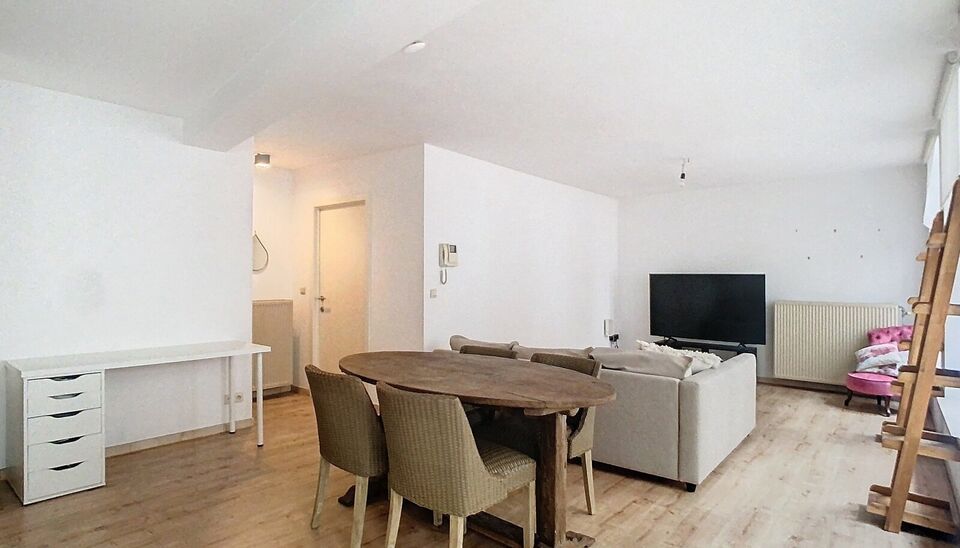 Gezellig éénslaapkamer appartement op centrale locatie aan Hendrik Conscienceplein.
Inkomhal met vestiaire en gastentoilet. Ruime en lichte leefruimte (ca. 32m²) op laminaatvloer. Open keuken uitgerust met gasfornuis, traditionele oven en dampkap. Aans