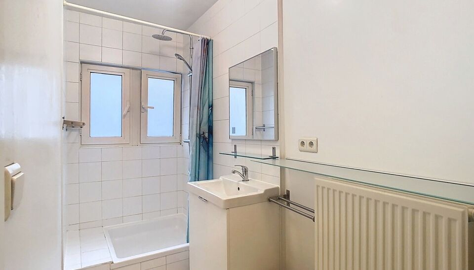 Gezellig éénslaapkamer appartement op centrale locatie aan Hendrik Conscienceplein.
Inkomhal met vestiaire en gastentoilet. Ruime en lichte leefruimte (ca. 32m²) op laminaatvloer. Open keuken uitgerust met gasfornuis, traditionele oven en dampkap. Aans