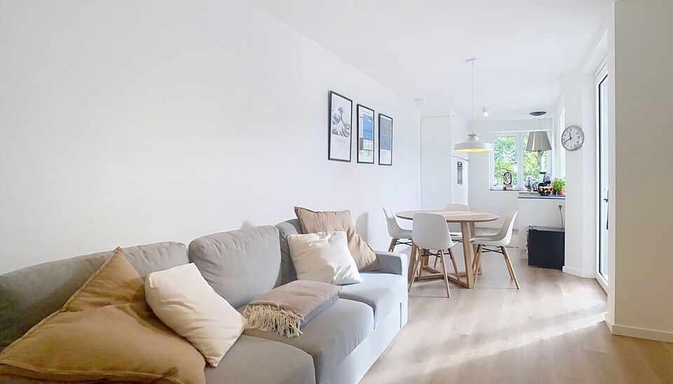 Een mooi afgewerkt appartement met een terras op een absoluut toplocatie. Bij binnenkomst verwelkomt een hal met vestiaire en een apart toilet met wastafel. De ruime woon- en eetkamer (ca. 30m²) straalt klasse uit, met een open keuken voorzien van een st