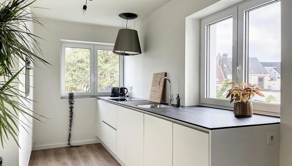Een mooi afgewerkt appartement met een terras op een absoluut toplocatie. Bij binnenkomst verwelkomt een hal met vestiaire en een apart toilet met wastafel. De ruime woon- en eetkamer (ca. 30m²) straalt klasse uit, met een open keuken voorzien van een st