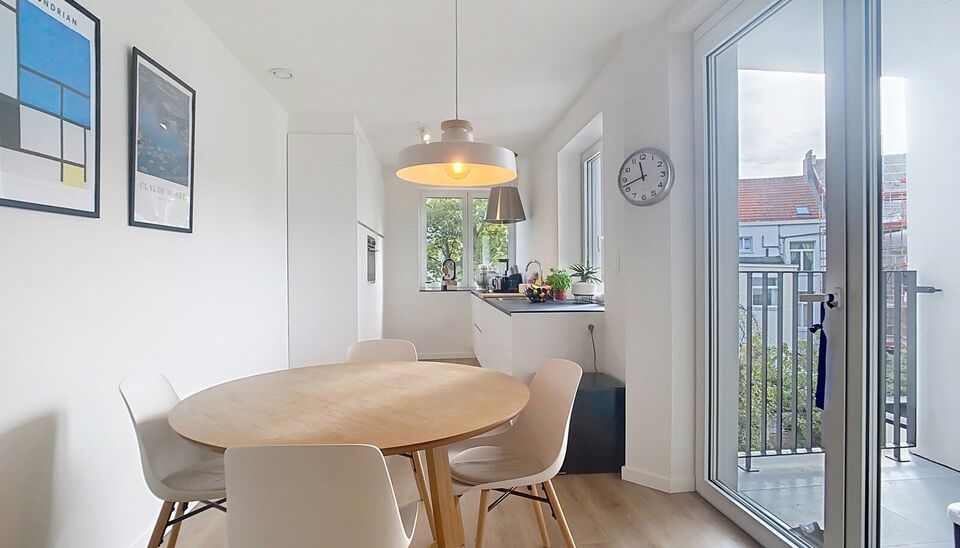 Een mooi afgewerkt appartement met een terras op een absoluut toplocatie. Bij binnenkomst verwelkomt een hal met vestiaire en een apart toilet met wastafel. De ruime woon- en eetkamer (ca. 30m²) straalt klasse uit, met een open keuken voorzien van een st
