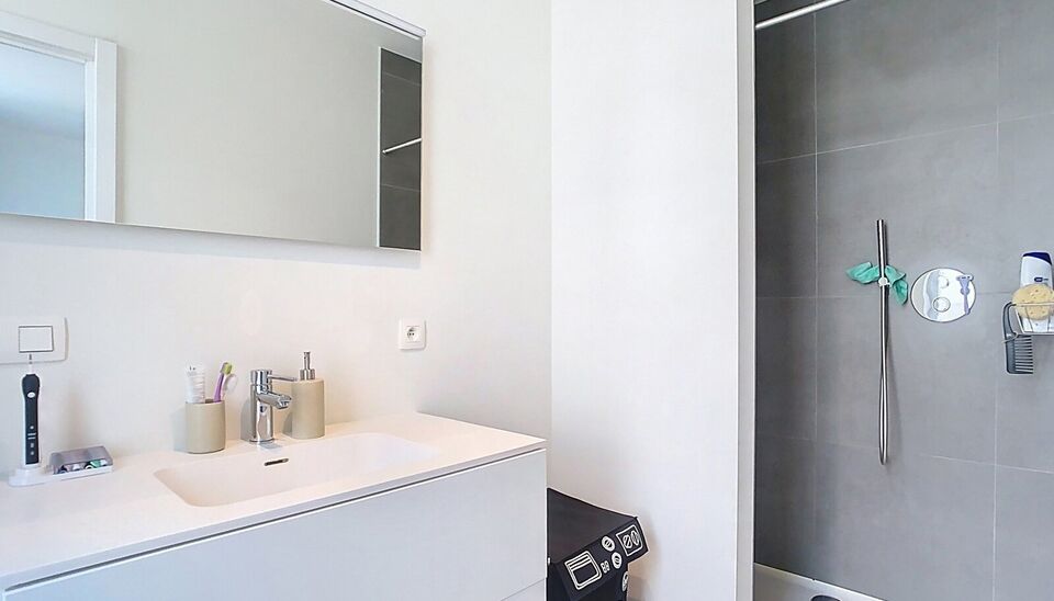 Een mooi afgewerkt appartement met een terras op een absoluut toplocatie. Bij binnenkomst verwelkomt een hal met vestiaire en een apart toilet met wastafel. De ruime woon- en eetkamer (ca. 30m²) straalt klasse uit, met een open keuken voorzien van een st