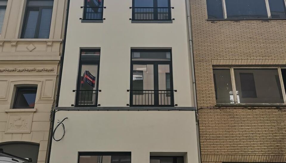 Een mooi afgewerkt appartement met een terras op een absoluut toplocatie. Bij binnenkomst verwelkomt een hal met vestiaire en een apart toilet met wastafel. De ruime woon- en eetkamer (ca. 30m²) straalt klasse uit, met een open keuken voorzien van een st