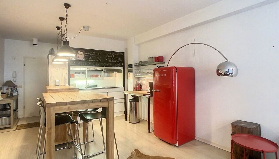 Gezellig en bemeubeld éénslaapkamer appartement, centraal gelegen tussen de hippe modewijk en het trendy Zuid. Via de lift naar eerste verdieping. Privatieve inkomhal met toegang tot toilet en vestiairekast. Lichte woonkamer (ca. 28 m²) op laminaat met