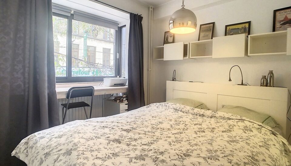 Gezellig en bemeubeld éénslaapkamer appartement, centraal gelegen tussen de hippe modewijk en het trendy Zuid. Via de lift naar eerste verdieping. Privatieve inkomhal met toegang tot toilet en vestiairekast. Lichte woonkamer (ca. 28 m²) op laminaat met