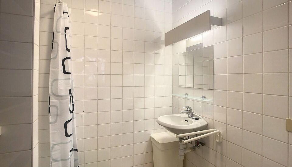 Gezellig en bemeubeld éénslaapkamer appartement, centraal gelegen tussen de hippe modewijk en het trendy Zuid. Via de lift naar eerste verdieping. Privatieve inkomhal met toegang tot toilet en vestiairekast. Lichte woonkamer (ca. 28 m²) op laminaat met