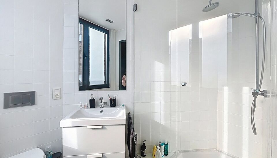 Knap bemeubeld appartement op het hippe Zuid. Vooraan ruime woonkamer (ca. 24m²) met veel natuurlijk licht op authentieke plankenvloer. Zeer groot ruimte gevoel dankzij de hoge plafonds. Aansluitend design leef-keuken voorzien van alle toestellen : koelk