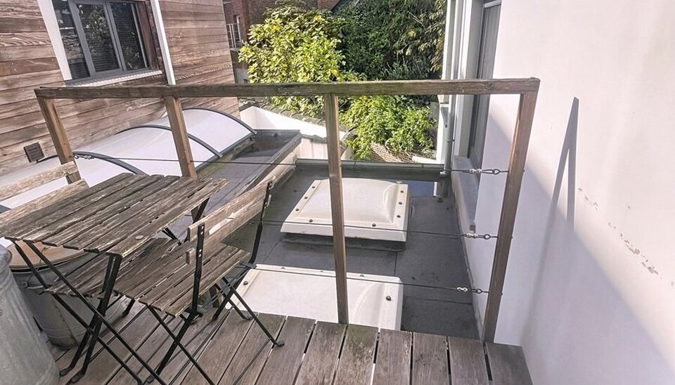 Knap bemeubeld appartement op het hippe Zuid. Vooraan ruime woonkamer (ca. 24m²) met veel natuurlijk licht op authentieke plankenvloer. Zeer groot ruimte gevoel dankzij de hoge plafonds. Aansluitend design leef-keuken voorzien van alle toestellen : koelk