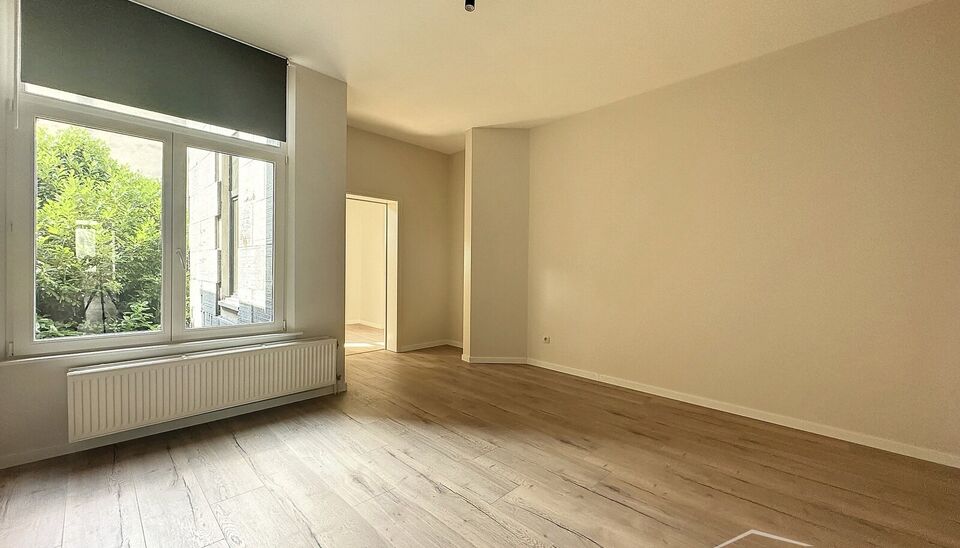 Recent volledig gerenoveerd appartement met 2 slaapkamers, gelegen op de eerste verdieping van een kleinschalig gebouw. Het appartement bevindt zich op een toplocatie nabij het centrum van Antwerpen en op wandelafstand van het Centraal Station.

De indeli