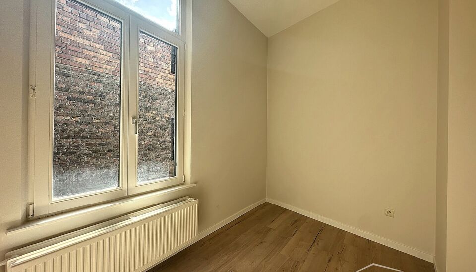 Recent volledig gerenoveerd appartement met 2 slaapkamers, gelegen op de eerste verdieping van een kleinschalig gebouw. Het appartement bevindt zich op een toplocatie nabij het centrum van Antwerpen en op wandelafstand van het Centraal Station.

De indeli