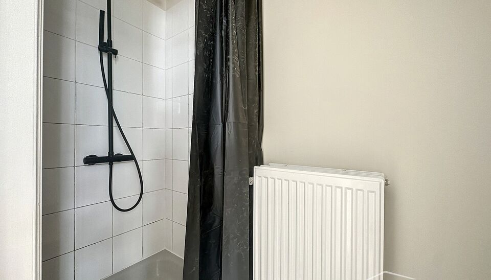 Recent volledig gerenoveerd appartement met 2 slaapkamers, gelegen op de eerste verdieping van een kleinschalig gebouw. Het appartement bevindt zich op een toplocatie nabij het centrum van Antwerpen en op wandelafstand van het Centraal Station.

De indeli