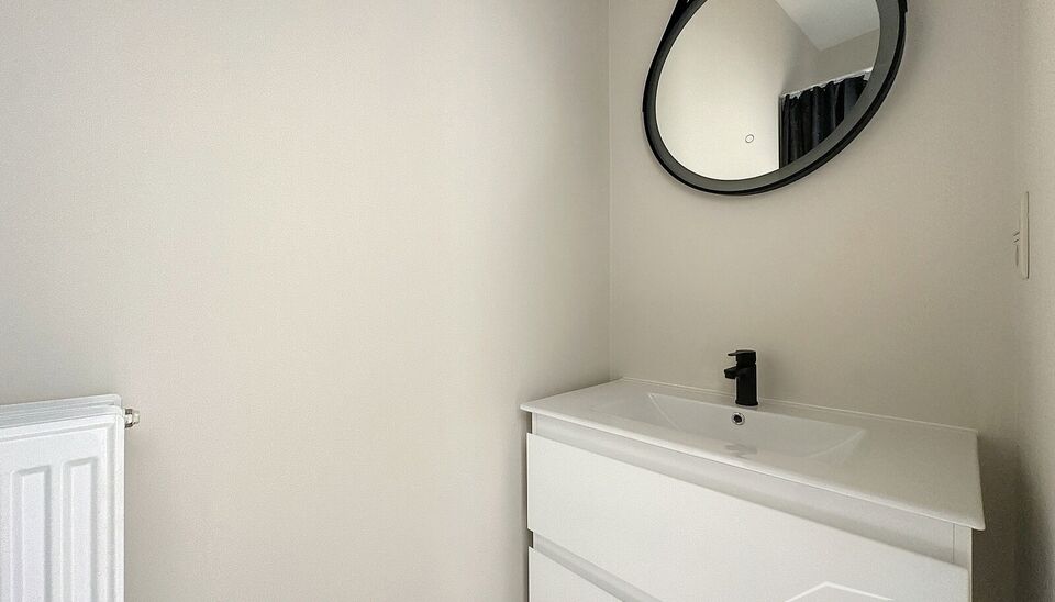 Recent volledig gerenoveerd appartement met 2 slaapkamers, gelegen op de eerste verdieping van een kleinschalig gebouw. Het appartement bevindt zich op een toplocatie nabij het centrum van Antwerpen en op wandelafstand van het Centraal Station.

De indeli