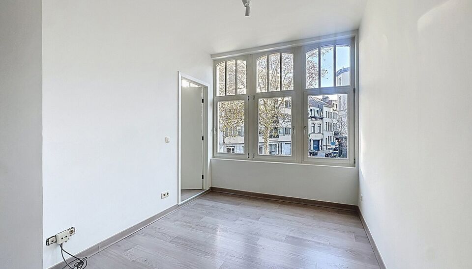 Op een toplocatie, op wandelafstand van het Stadspark en de Nationale Bank, bevindt zich dit gezellige 1-slaapkamerappartement op de eerste verdieping van een klein, karaktervol gebouw met slechts 2 appartementen.
Het appartement beschikt over een lichtri