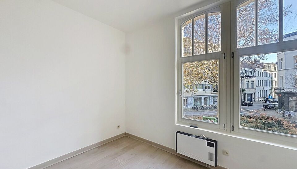 Op een toplocatie, op wandelafstand van het Stadspark en de Nationale Bank, bevindt zich dit gezellige 1-slaapkamerappartement op de eerste verdieping van een klein, karaktervol gebouw met slechts 2 appartementen.
Het appartement beschikt over een lichtri