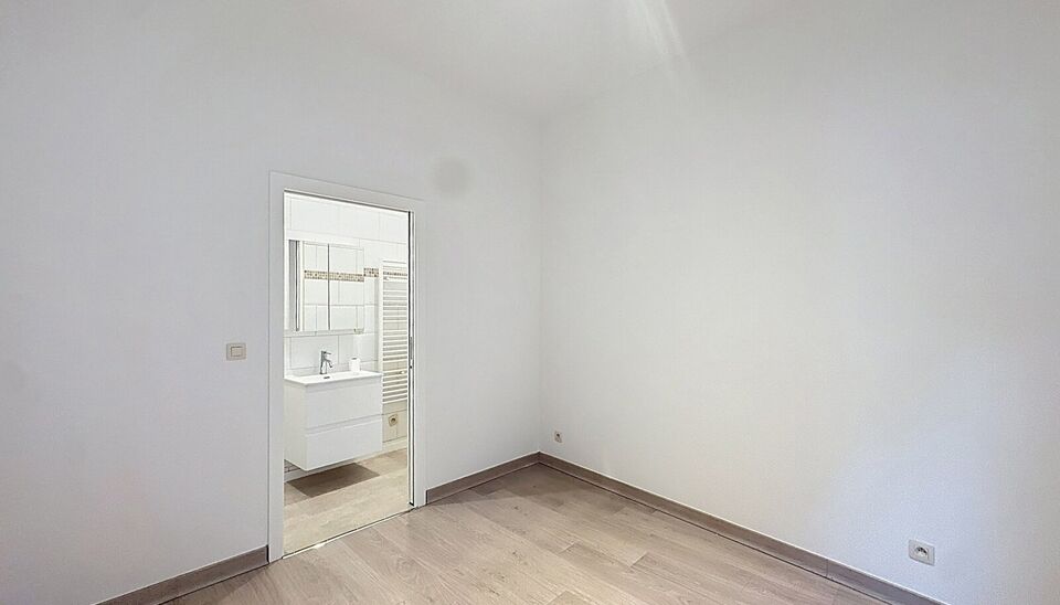 Op een toplocatie, op wandelafstand van het Stadspark en de Nationale Bank, bevindt zich dit gezellige 1-slaapkamerappartement op de eerste verdieping van een klein, karaktervol gebouw met slechts 2 appartementen.
Het appartement beschikt over een lichtri