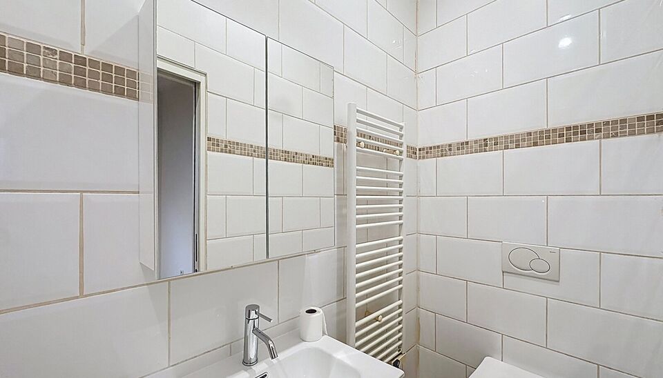 Op een toplocatie, op wandelafstand van het Stadspark en de Nationale Bank, bevindt zich dit gezellige 1-slaapkamerappartement op de eerste verdieping van een klein, karaktervol gebouw met slechts 2 appartementen.
Het appartement beschikt over een lichtri