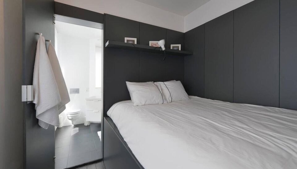 In een neoclassicistisch gebouw met slechts vier units &mdash; een zeldzaamheid &mdash; vind je een appartement waar authenticiteit niet gecounterfeit is. Hier klopt alles: licht, lijnen, en locatie. Hart van Antwerpen Zuid. Alles op wandelafstand.

- LIGGING -
K