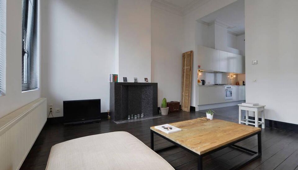 In een neoclassicistisch gebouw met slechts vier units &mdash; een zeldzaamheid &mdash; vind je een appartement waar authenticiteit niet gecounterfeit is. Hier klopt alles: licht, lijnen, en locatie. Hart van Antwerpen Zuid. Alles op wandelafstand.

- LIGGING -
K