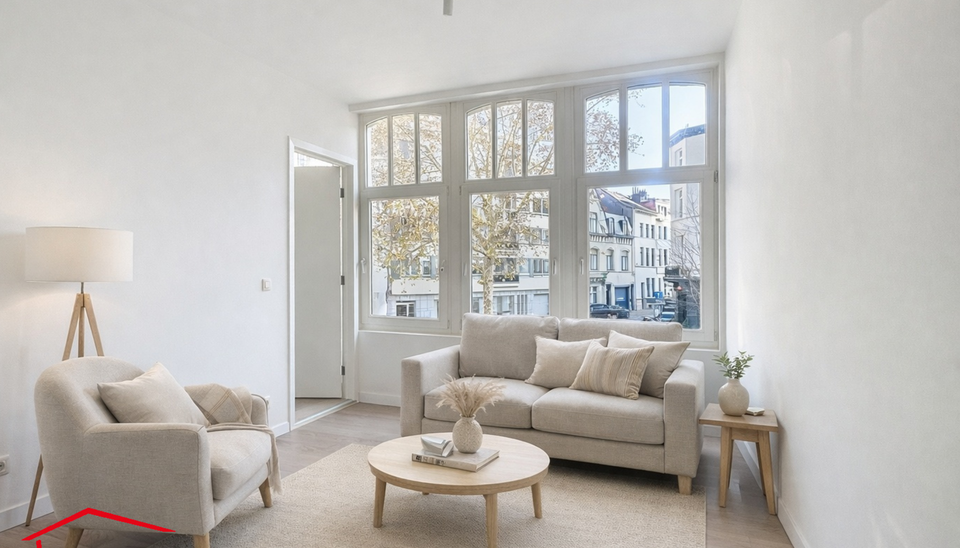 Op een toplocatie, op wandelafstand van de Theaterbuurt, bevindt zich dit gezellige 1-slaapkamerappartement op de eerste verdieping van een klein, karaktervol gebouw met slechts 2 appartementen.
Het appartement beschikt over een lichtrijke woonkamer met o