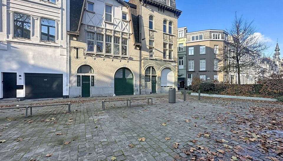 Op een toplocatie, op wandelafstand van de Theaterbuurt, bevindt zich dit gezellige 1-slaapkamerappartement op de eerste verdieping van een klein, karaktervol gebouw met slechts 2 appartementen.
Het appartement beschikt over een lichtrijke woonkamer met o