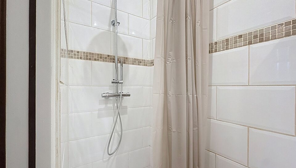 Op een toplocatie, op wandelafstand van de Theaterbuurt, bevindt zich dit gezellige 1-slaapkamerappartement op de tweede verdieping van een klein, karaktervol gebouw met slechts 2 appartementen.
Het appartement beschikt over een lichtrijke woonkamer met o