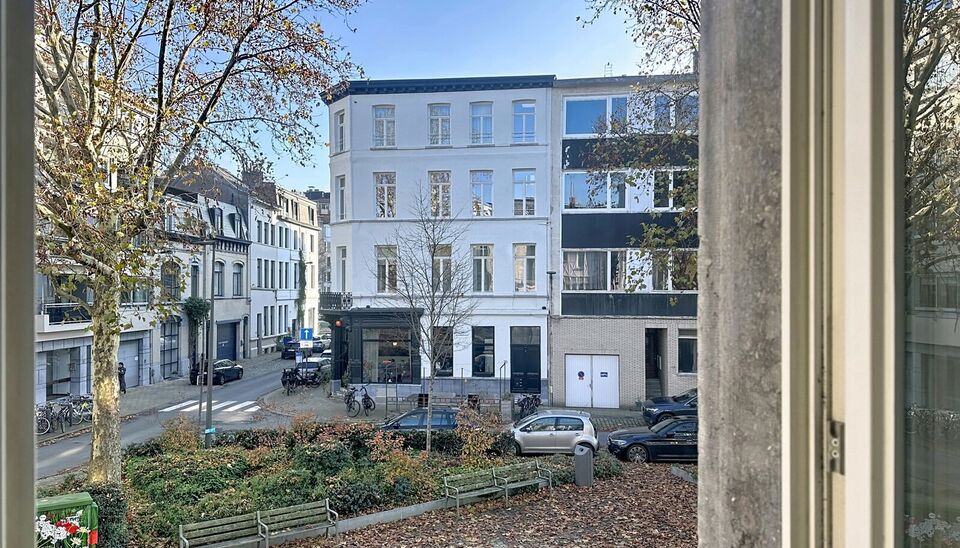 Op een toplocatie, op wandelafstand van de Theaterbuurt, bevindt zich dit gezellige 1-slaapkamerappartement op de tweede verdieping van een klein, karaktervol gebouw met slechts 2 appartementen.
Het appartement beschikt over een lichtrijke woonkamer met o