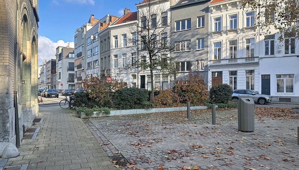 Op een toplocatie, op wandelafstand van de Theaterbuurt, bevindt zich dit gezellige 1-slaapkamerappartement op de tweede verdieping van een klein, karaktervol gebouw met slechts 2 appartementen.
Het appartement beschikt over een lichtrijke woonkamer met o
